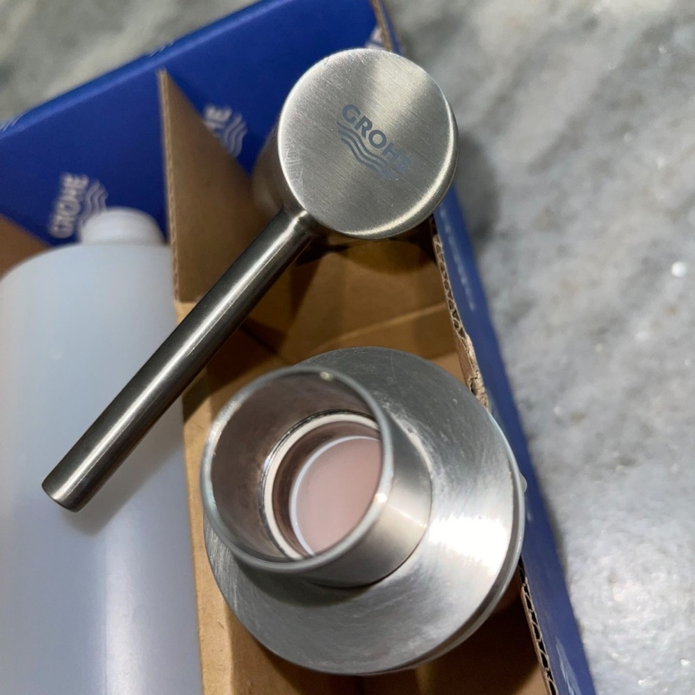 Grohe soap lotion under sink dispenser - Picture 3 of 4